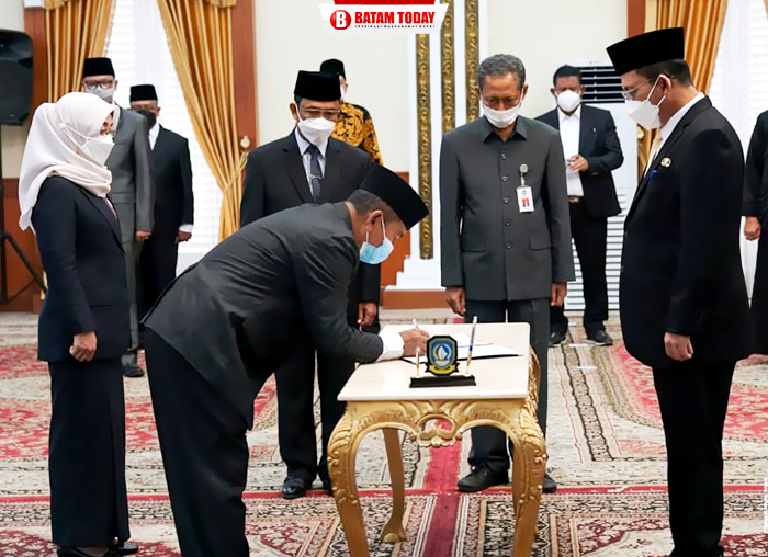 Pelantikan 6 orang Pejabat Eselon II di Pemprov Kepri